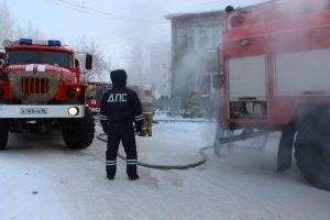 ￼￼В 6 мкр горит дом 75! Известно что двоих тяжёлых в ЦГБ доставили.