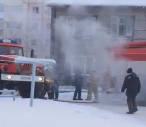 ￼￼В 6 мкр горит дом 75! Известно что двоих тяжёлых в ЦГБ доставили.