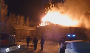 В Нефтеюганске сгорел многоквартирный дом, 40 человек остались без жилья