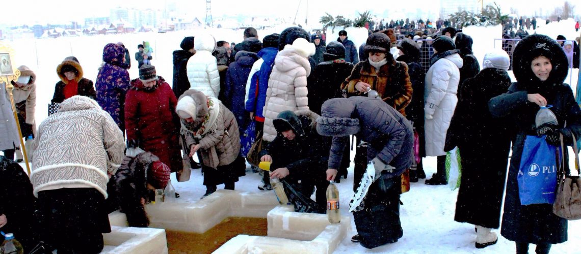Роспотребнадзор признал "крещенскую воду" в ХМАО опасной для питья без обработки