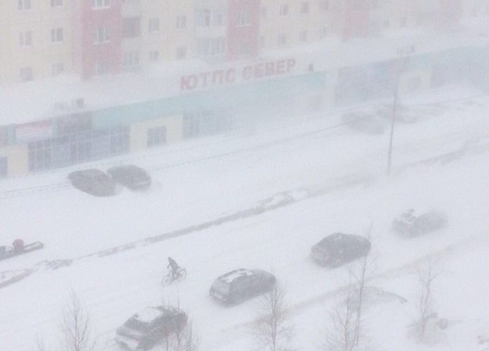 МЧС рекомендует жителям Югры отказаться от поездок и не выпускать детей на улицу