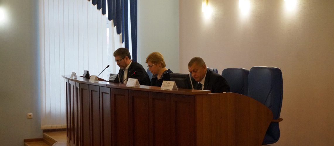 Ход реализации муниципальных программ и траты, связанные с ними, обсудили накануне в думе Нефтеюганска