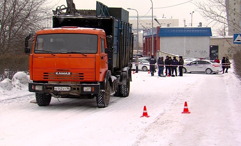 Сегодня утром в Сургуте первоклассника переехал снегоуборочный КАМАЗ