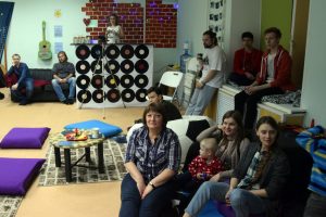 Московский музыкант-виртуоз сыграл для нефтеюганской молодежи на "Чердачке"
