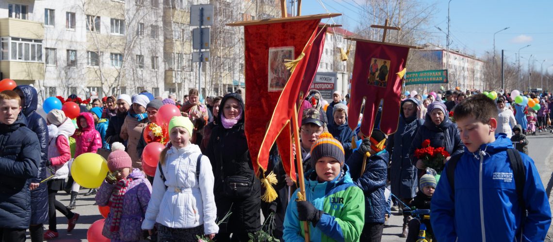 Верующие нефтеюганцы в честь Пасхи прошлись по городу крестным ходом.
