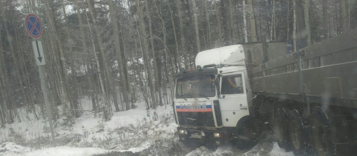 Подписчики группы ВК "Это Юганск, детка!": "Дорога на Пыть-Ях сегодня очень неважнецкая!"