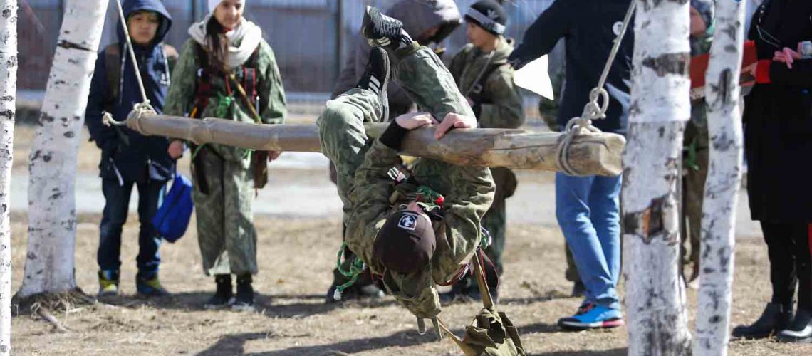 Общегородские военно-тактические соревнования для школьников «Юноармеец-спасатель» стартовали сегодня в Нефтеюганске.