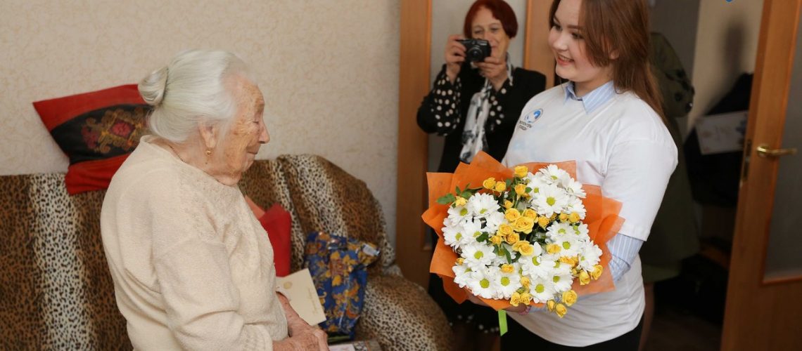 Ветерану Великой Отечественной Елене Николаевне Дмитриевой 95