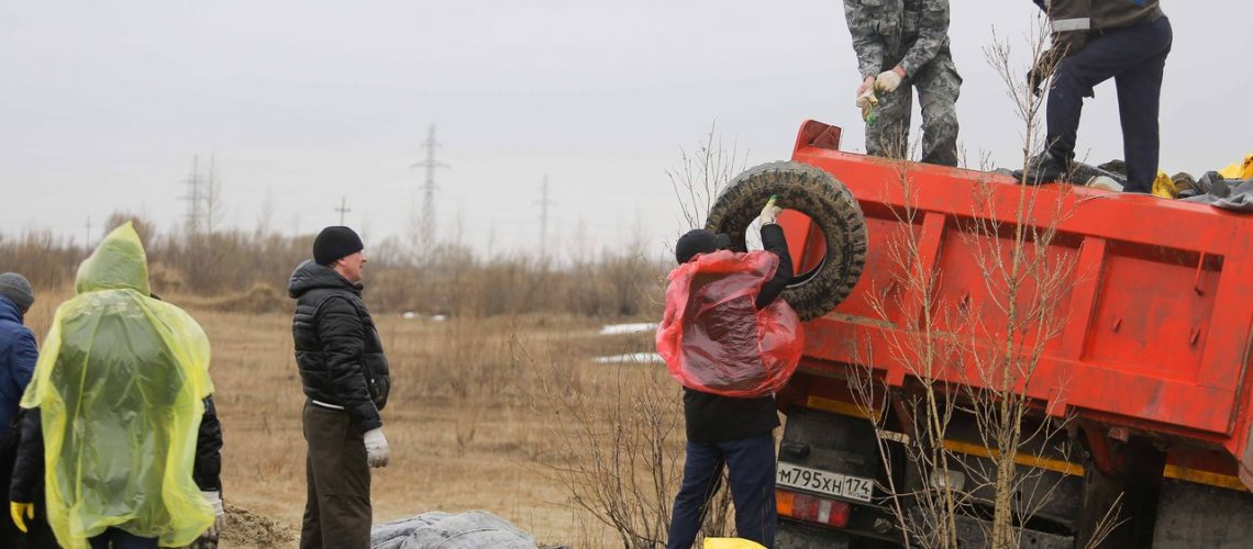 Экологический субботник на озере Голубом в пригороде Нефтеюганска