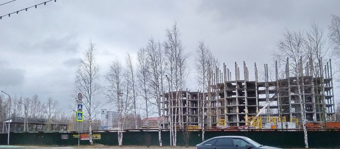 Стройка многоэтажного дома в 4-ом мкр. замерла. Строители свернули кран.