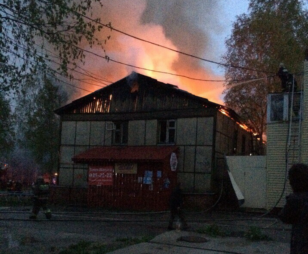Пожар в Нефтеюганске в 15 мкр. Пожар в г.Нефтеюганске в 10 мкр 28 дом. Пожар в Нефтеюганске 10 мкр. Пожар ночью в Нефтеюганске. Прогноз в нефтеюганске на 3