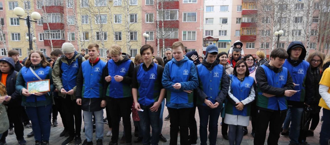 У нефтеюганских подростков началось «трудовое лето». Фоторепортаж.