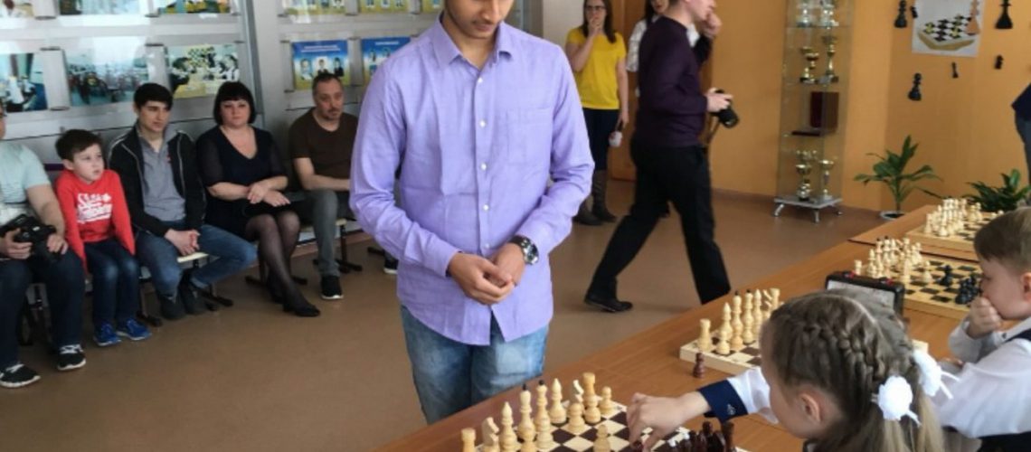 Гость из Индии, гроссмейстер Сантош Гуджрати Видит провел сеанс игры для нефтеюганских дошколят