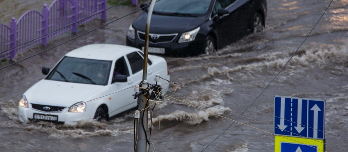 Дождь пошел, город поплыл.