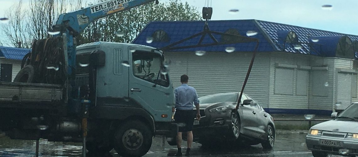 Провалился в яму на улице Мамотовская