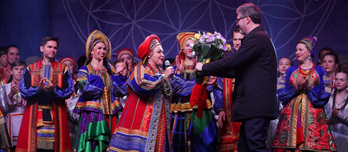 Букет цветов Надежде Бабкиной от мэра Нефтеюганска Сергея Дегтярева