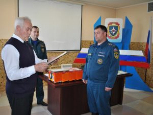 Нефтеюганских сотрудников МЧС наградили за спасение человека на пожаре.