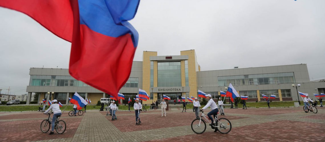 В Нефтеюганске отметили День флага России