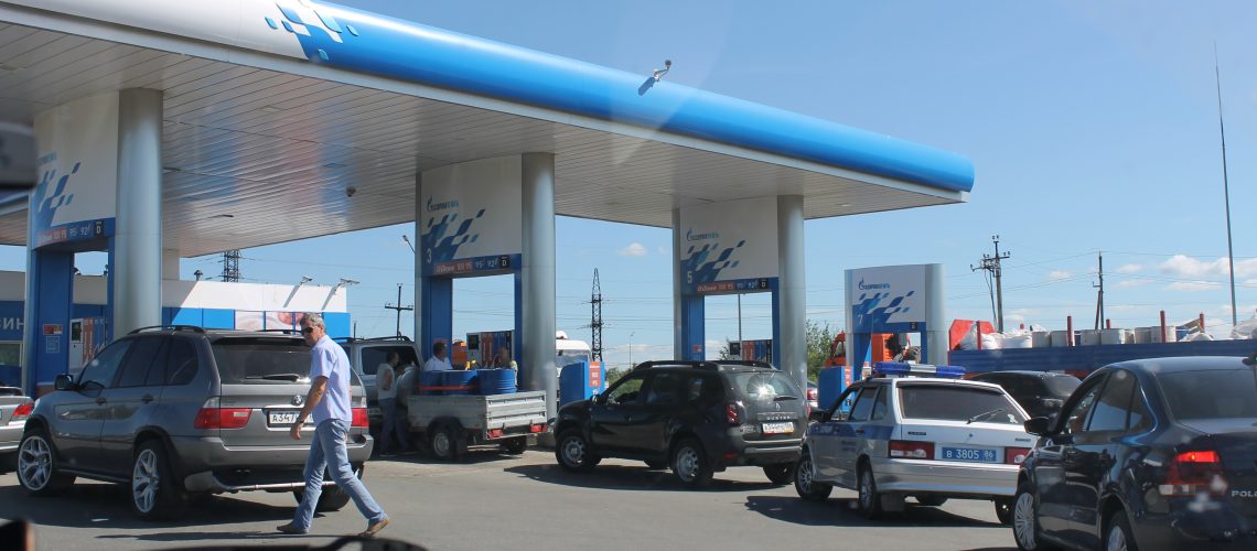 Вину за постоянное удорожание бензина переложили на посредников