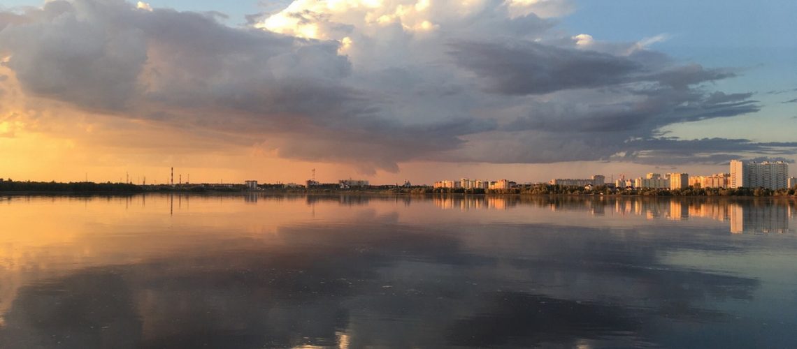 Плыли по небу облака в зеркальной глади отражаясь...