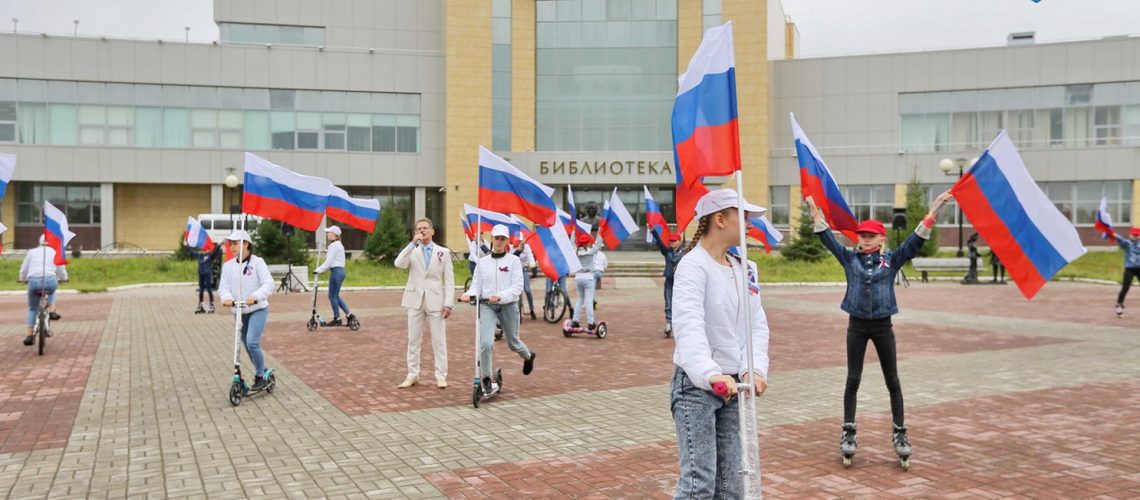 Под флагами России