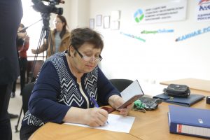 В Нефтеюганске около 200 горожан получили социальные карты «Забота», дающие скидки на товары и услуги.