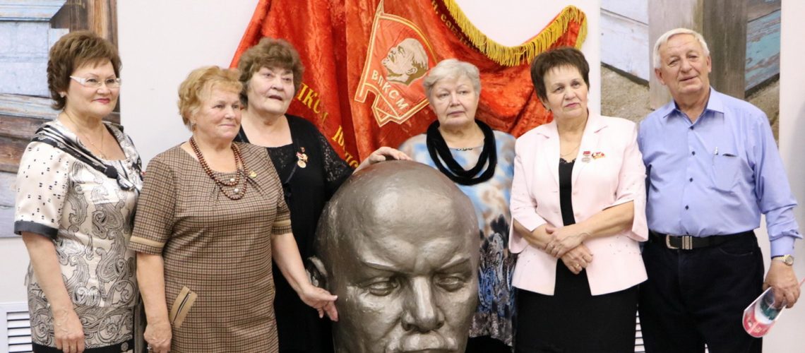 Не расстанусь с Комсомолом, буду вечно молодым!
