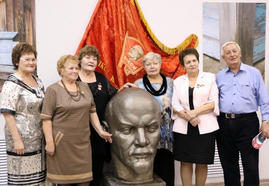 Не расстанусь с Комсомолом, буду вечно молодым!