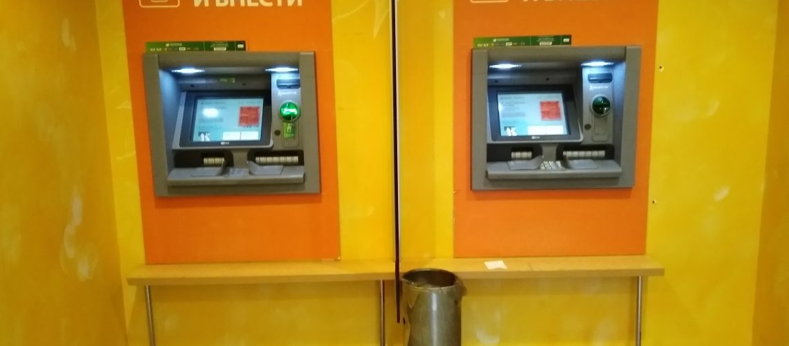 Банки стали требовать от клиентов обосновать переводы на тысячу рублей