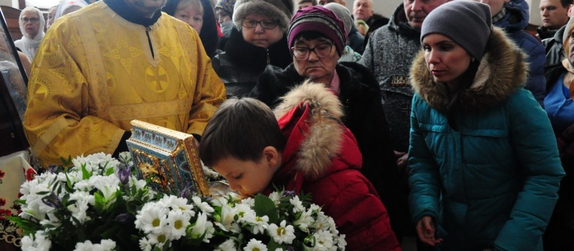 Ковчег с частью Пояса Пресвятой Богородицы и мощей Праведной Анны встретили в Нефтеюганске.