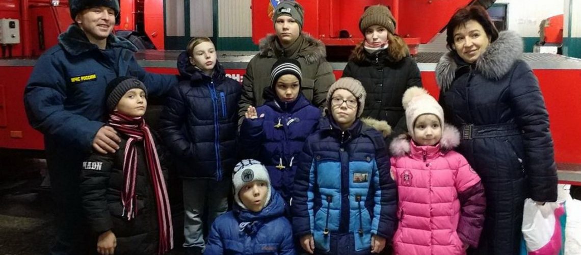 Воспитанники нефтеюганского центра "Веста" побывали в гостях у спасателей.