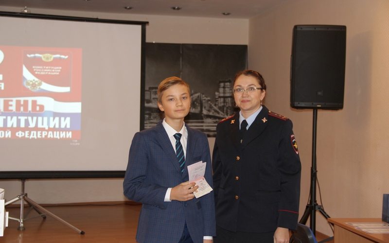 60 нефтеюганским школьникам в День Конституции РФ вручили паспорта.