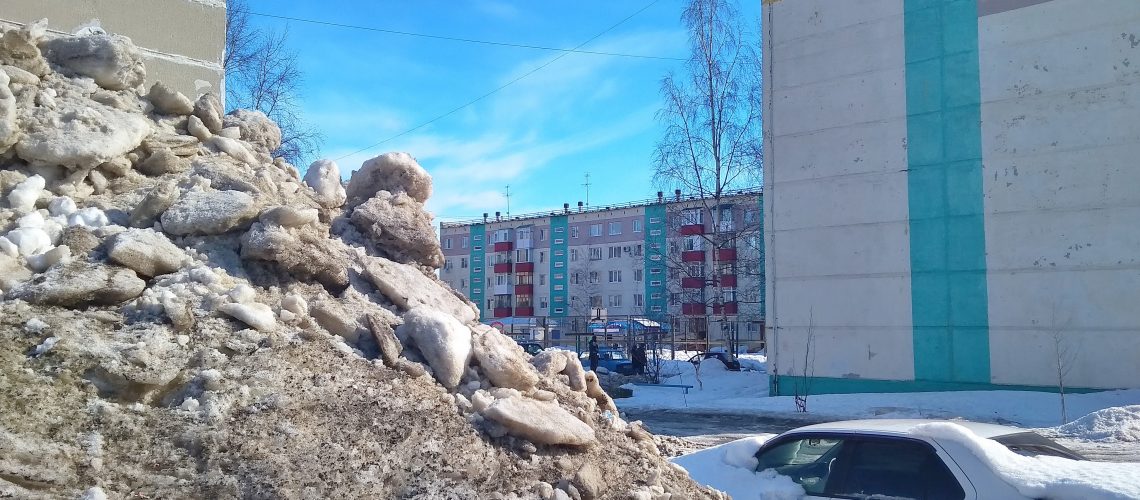 Эти неубранные кучи снега...