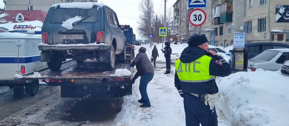 В Нефтеюганске на помощь коммунальщикам, чистящим дороги от снега, пришли инспекторы ГИБДД.