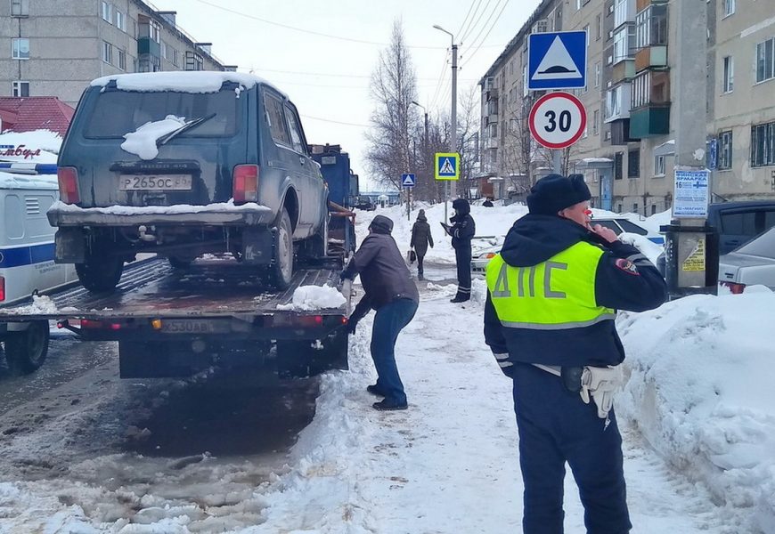 В Нефтеюганске на помощь коммунальщикам, чистящим дороги от снега, пришли инспекторы ГИБДД.