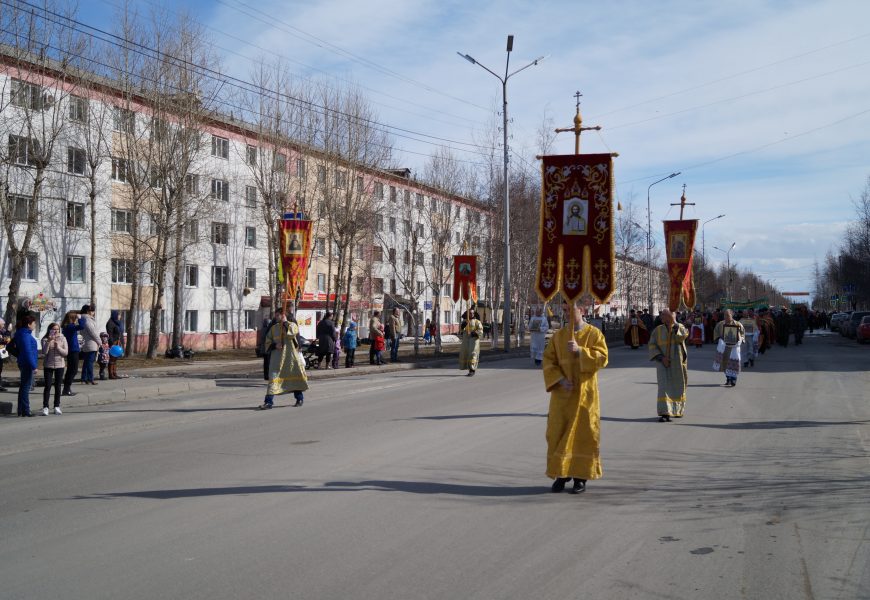 По главным улицам с иконами и молитвами