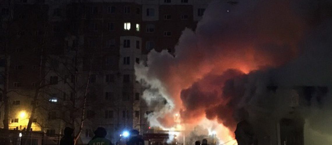 В 16 микрорайоне Нефтеюганска сгорел торговый павилион