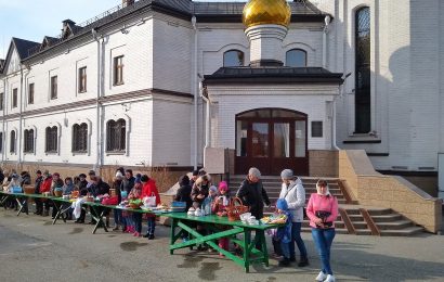 В ожидании освящения пасхальной трапезы