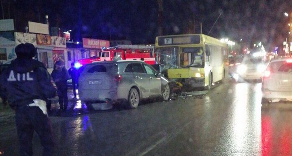Один человек погиб и еще один ранен в ДТП на улице Парковая в Нефтеюганске