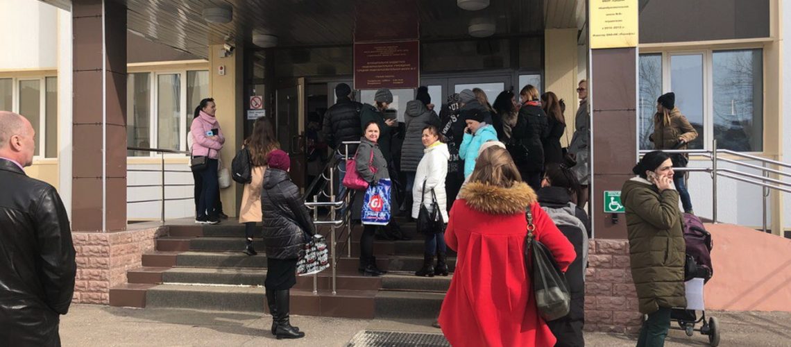 В очереди на запись детей в летний лагерь