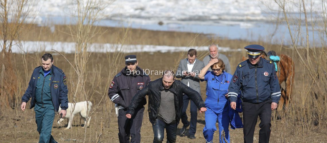 В Нефтеюганске сотрудники спасатели вытащили со льдины мужчину