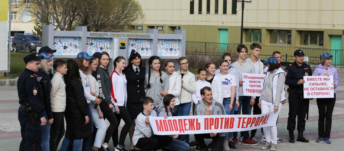 Нефтеюганская молодежь станцевала против террора. Фоторепортаж.