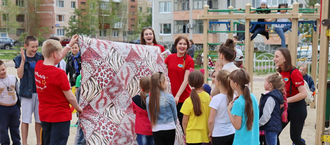 "Команда нашего двора" играла с детворой