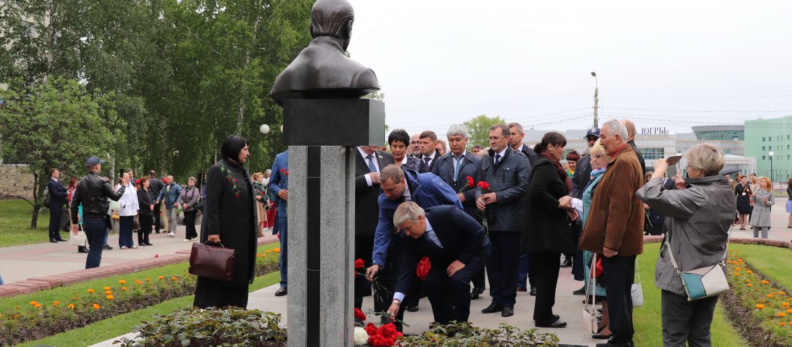В Нефтеюганске почтили память Владимира Петухова