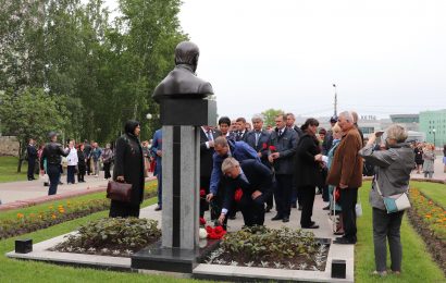 В Нефтеюганске почтили память Владимира Петухова