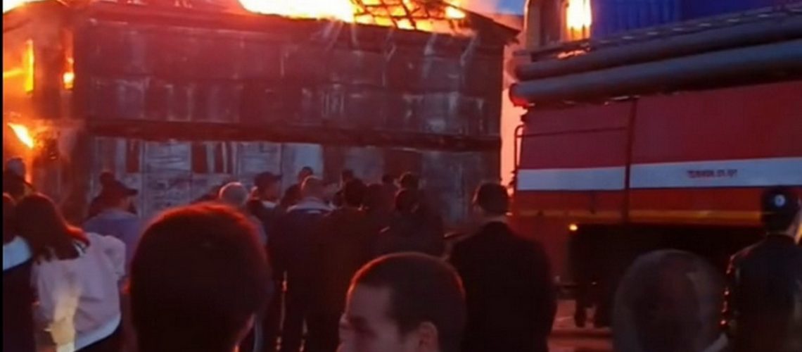 Пожар в заброшенной двухэтажке в 11а