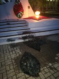 В Нефтеюганске снова осквернили памятник Воину-освободителю.