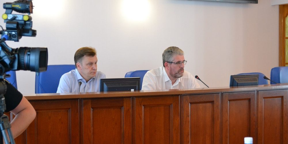 Мэр Нефтеюганска провел прием граждан по вопросам переселения из аварийного жилья.