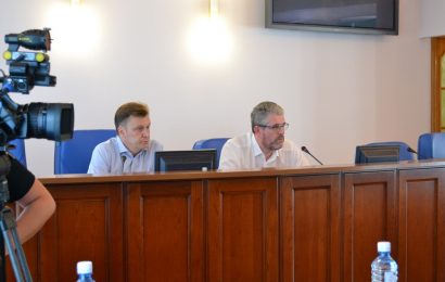 Мэр Нефтеюганска провел прием граждан по вопросам переселения из аварийного жилья. Мэр Нефтеюганска провел прием граждан по вопросам переселения из аварийного жилья.