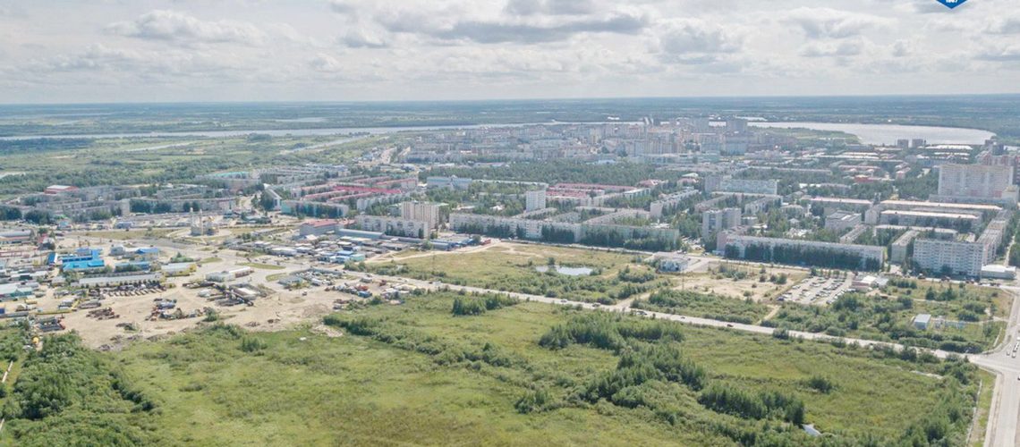 Взмывая в воздух над окраиной